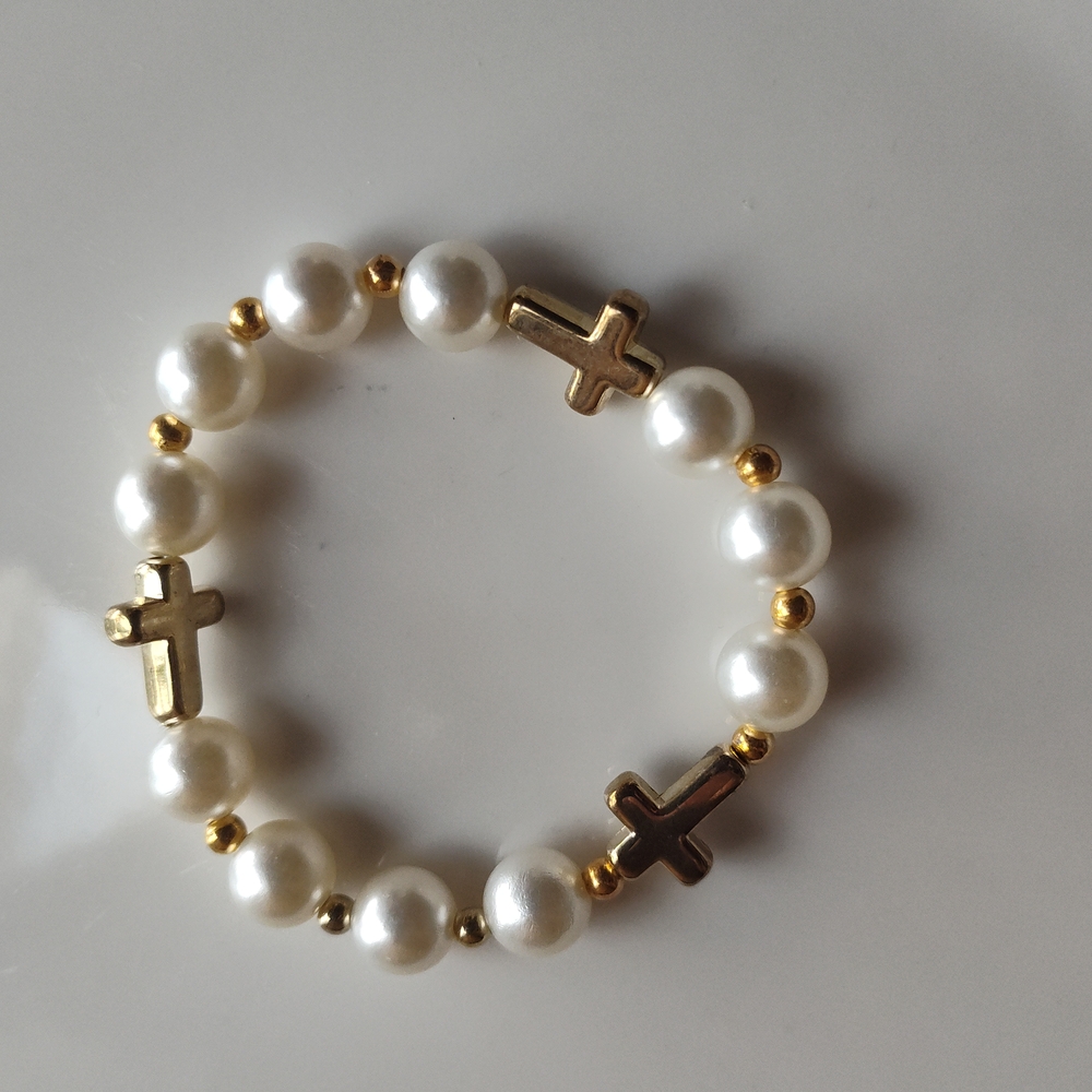 Elegant Gold and White Pearl Bracelet